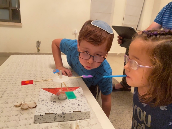 תמונת מופע: סביבון ההטעיה המסתורי&colon; חוויה מדעית מחשמלת לחנוכה